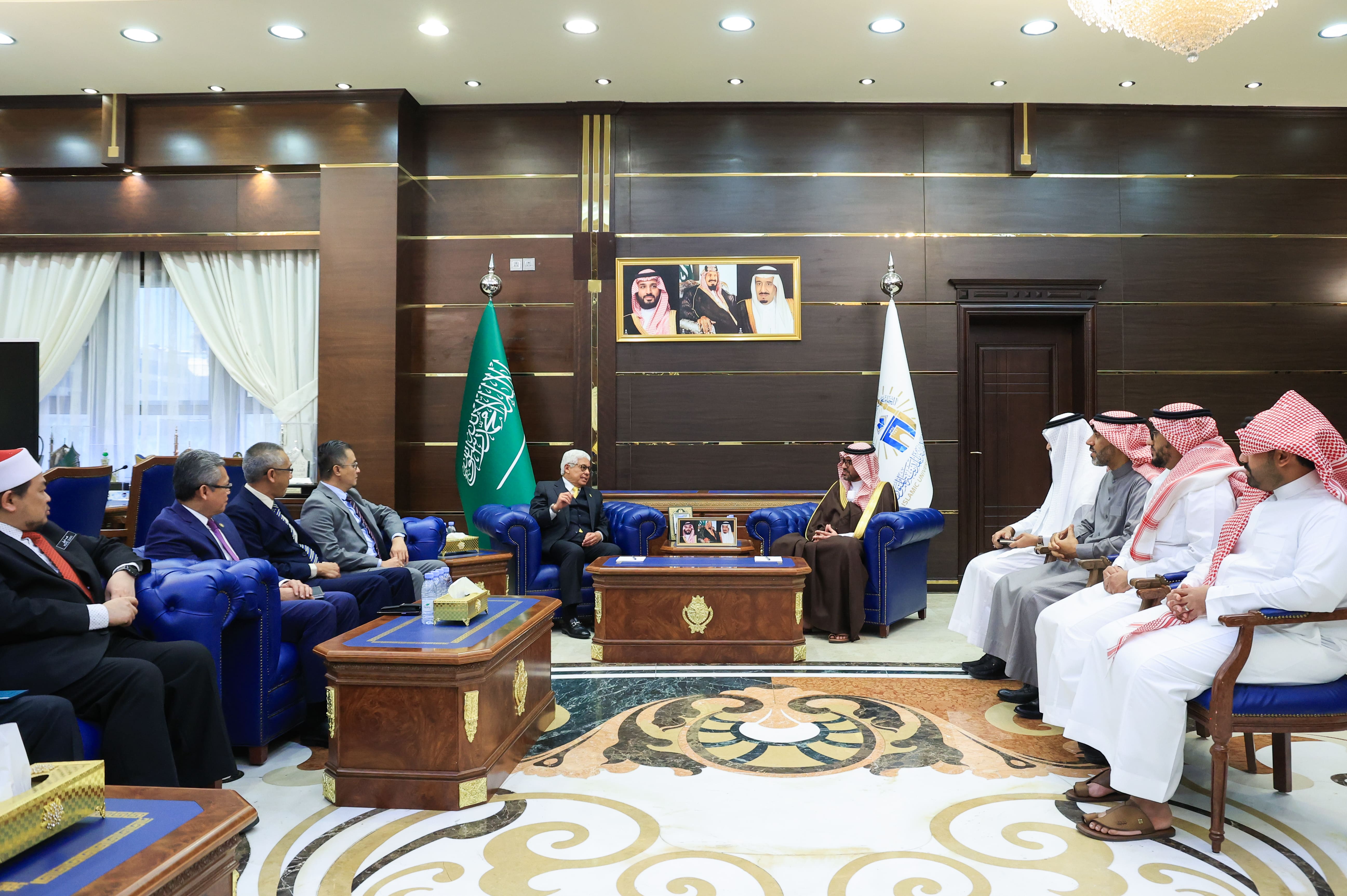 رئيس الجامعة الإسلامية يستقبل وفدًا ماليزيًا رفيع المستوى